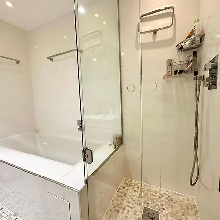 2 Bedroom Sea View Gallia Centre Parking *